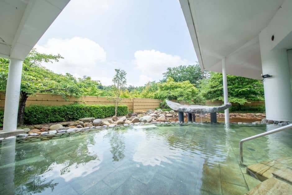 隣接する天然温泉