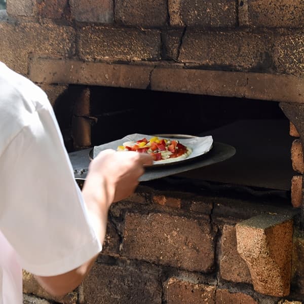 ピザ窯で本格的なピザ作り