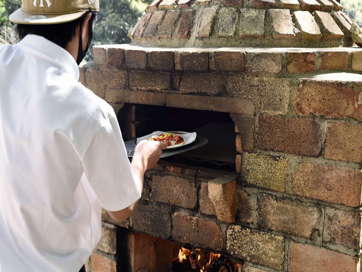 本格ピザ窯で作るピザ焼き体験(施設内)